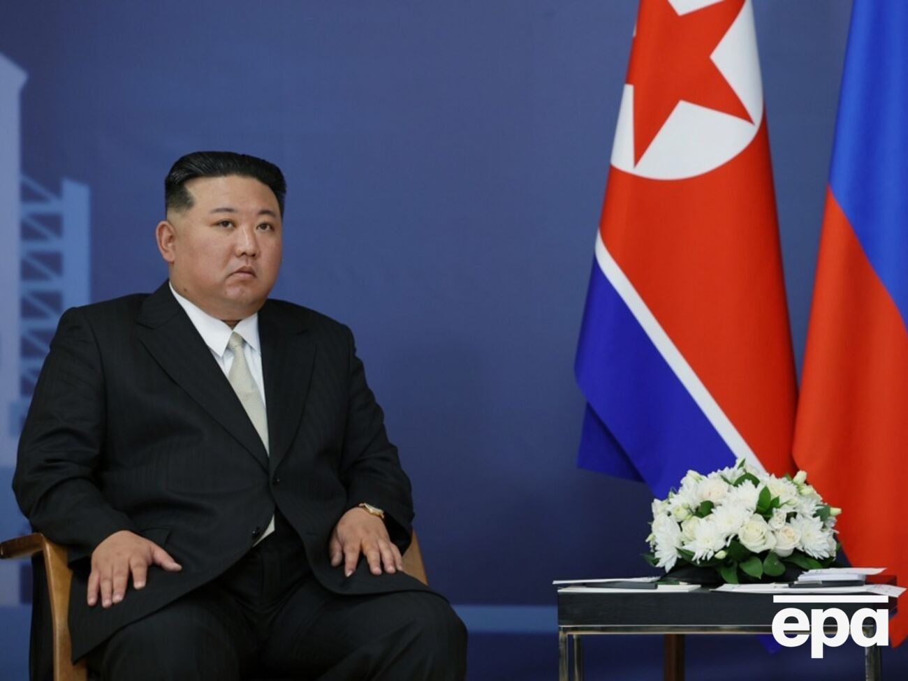 Перед тем, как Ким Чен Ын сел в предназначенное для него кресло, его проверили несколько человек