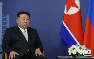 Перед тем, как Ким Чен Ын сел в предназначенное для него кресло, его проверили несколько человек