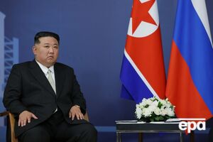 Перед тем, как Ким Чен Ын сел в предназначенное для него кресло, его проверили несколько человек