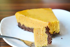 Тыквенный пирог нужно готовить в разогретой до 180 °C духовке 45 минут