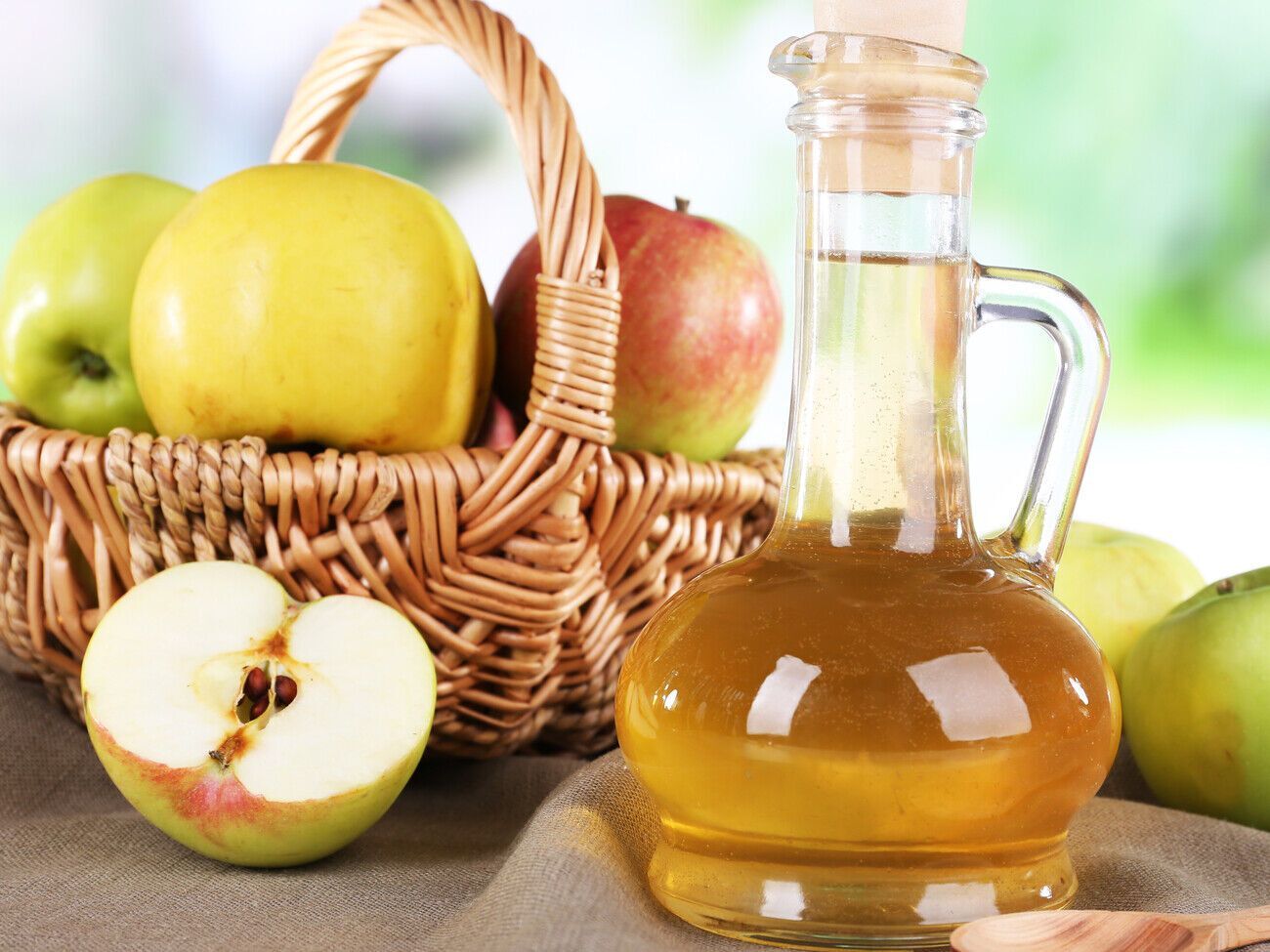 Клопотенко советует готовить яблочный уксус дома, так как в магазинном отсутствуют почти все полезные бактерии
