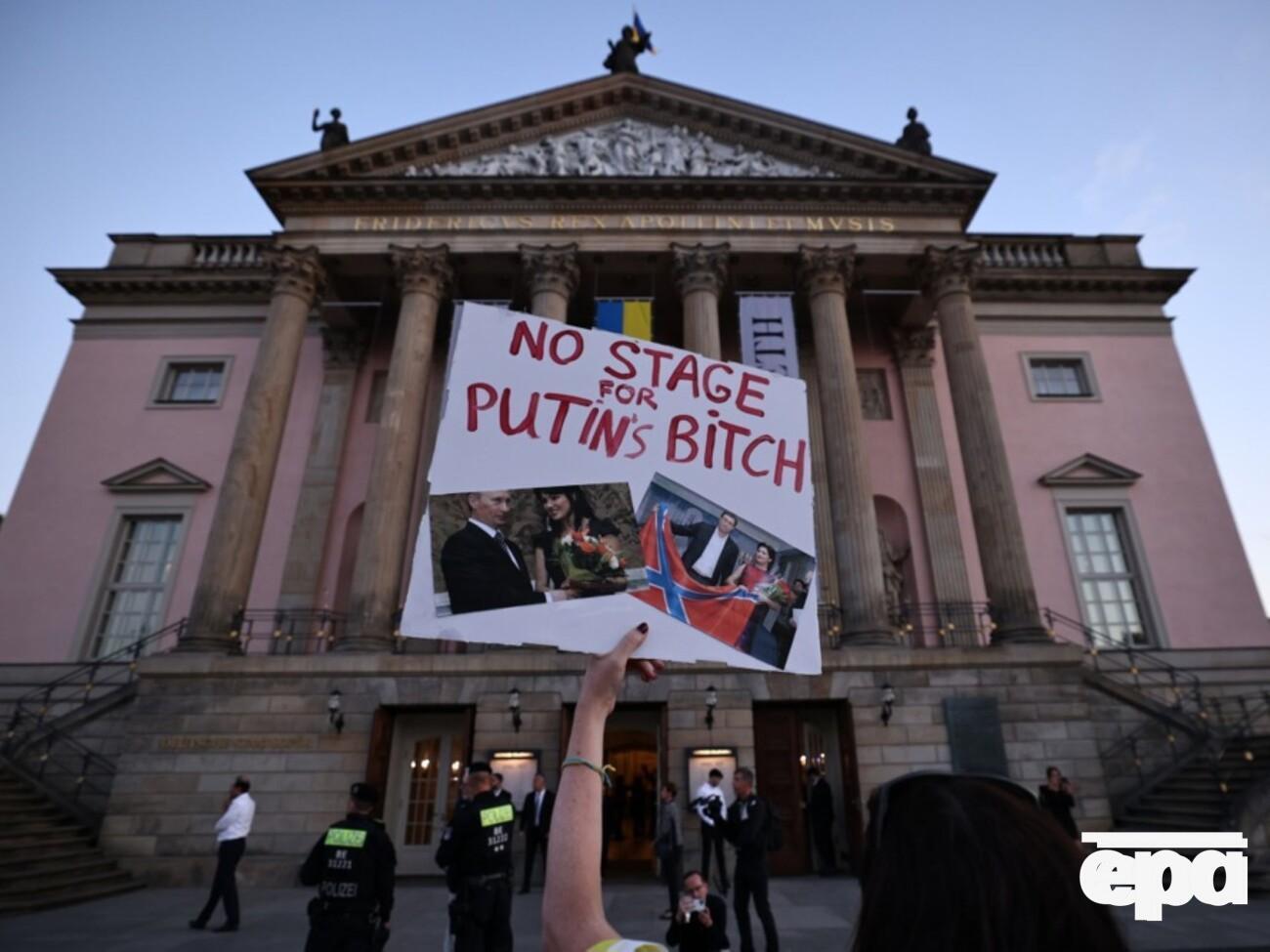 Путинистка Нетребко выступила в Берлине