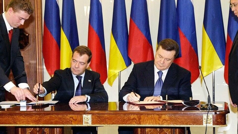 Янукович у 2010 році підписав у Медведєвим документ про продовження перебування Чорноморського флоту РФ у Криму