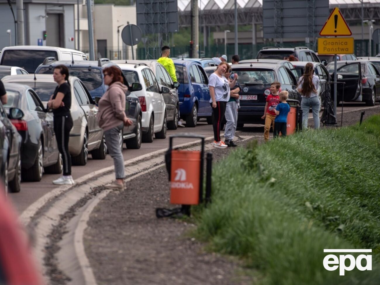 В условиях военного положения выезд за границу мужчин призывного возраста запрещен