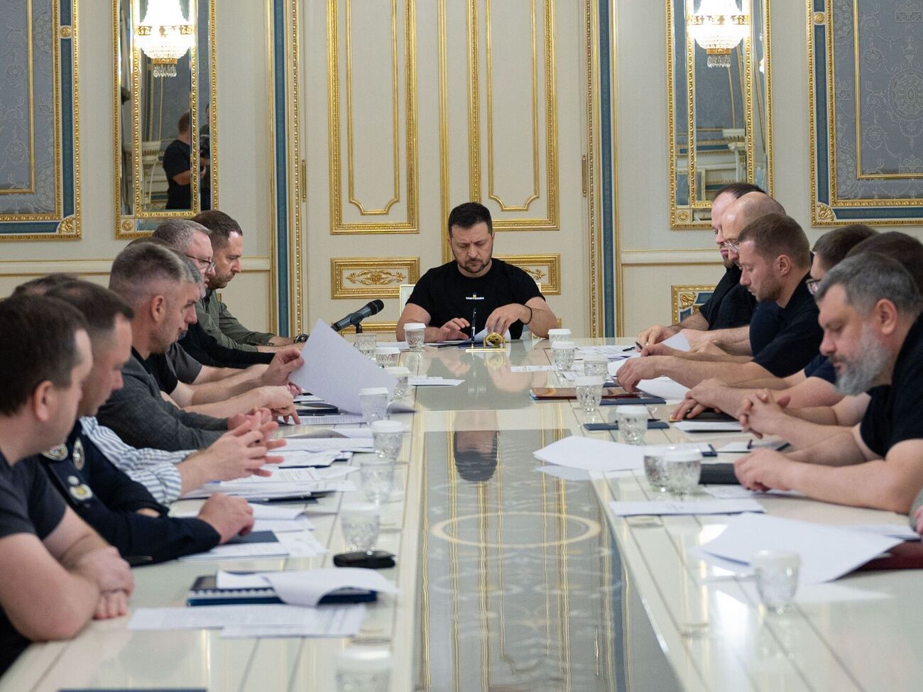 В олігархічних кланів в Україні немає майбутнього, зазначив Зеленський під час наради