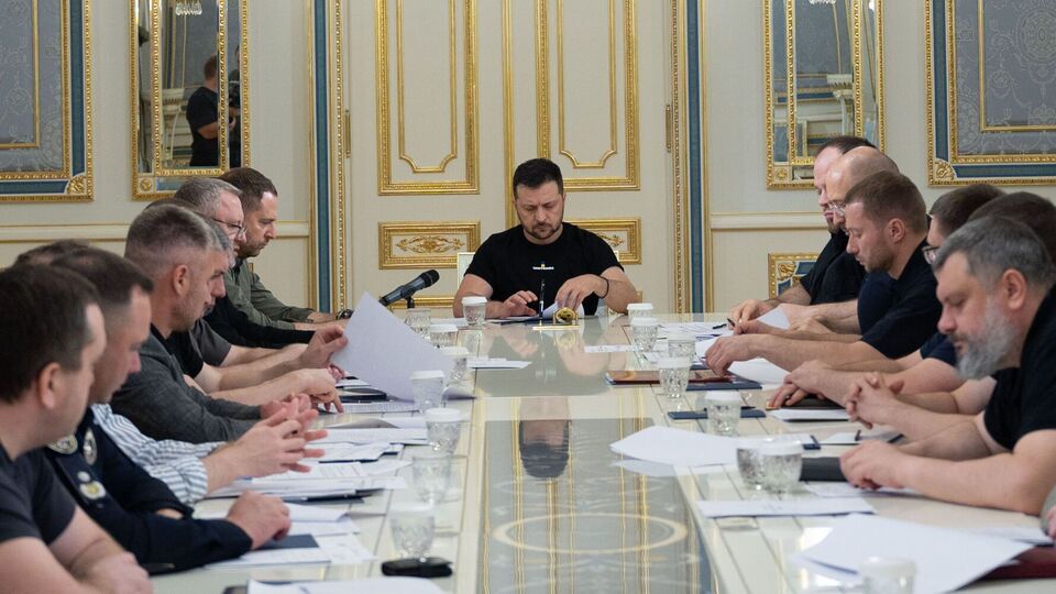 В олігархічних кланів в Україні немає майбутнього, зазначив Зеленський під час наради