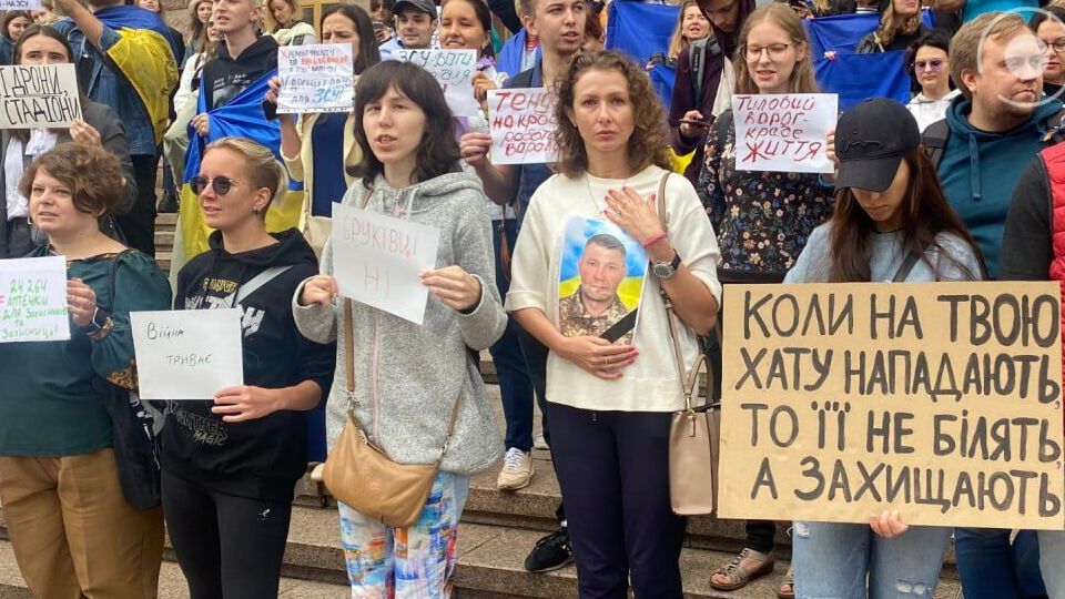 Участники акции требовали тратить доходы Киева на ВСУ