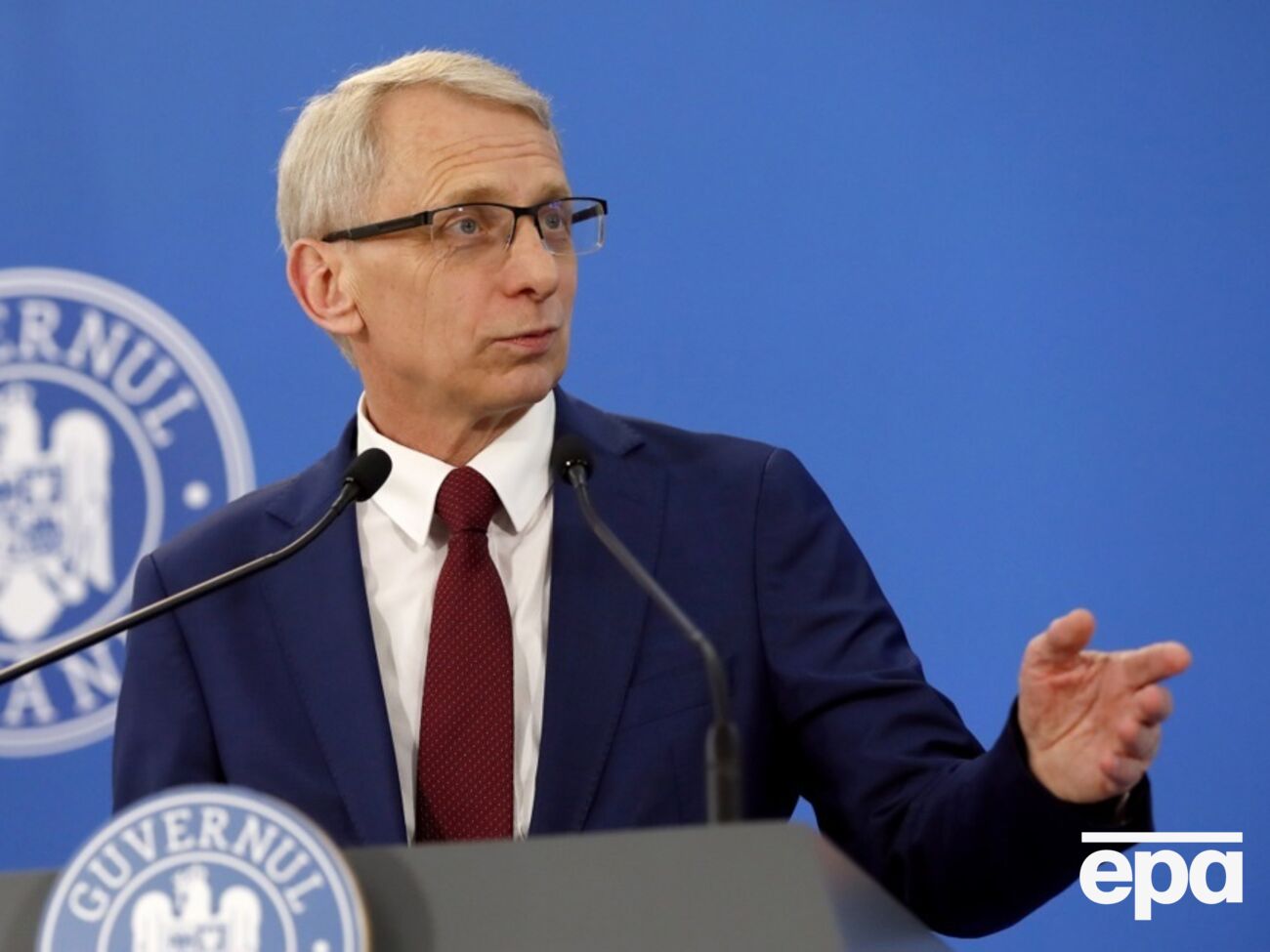 Проблеми вирішують не погрозами і протестами, а коли "сідаєш за стіл і обговорюєш конкретні цифри", зазначив Денков