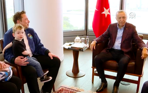 Маск пришел на встречу с маленьким сыном