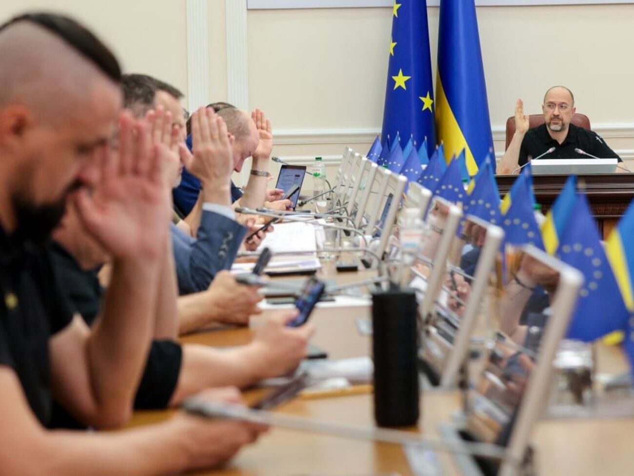 Кабмин уволил часть команды Резникова