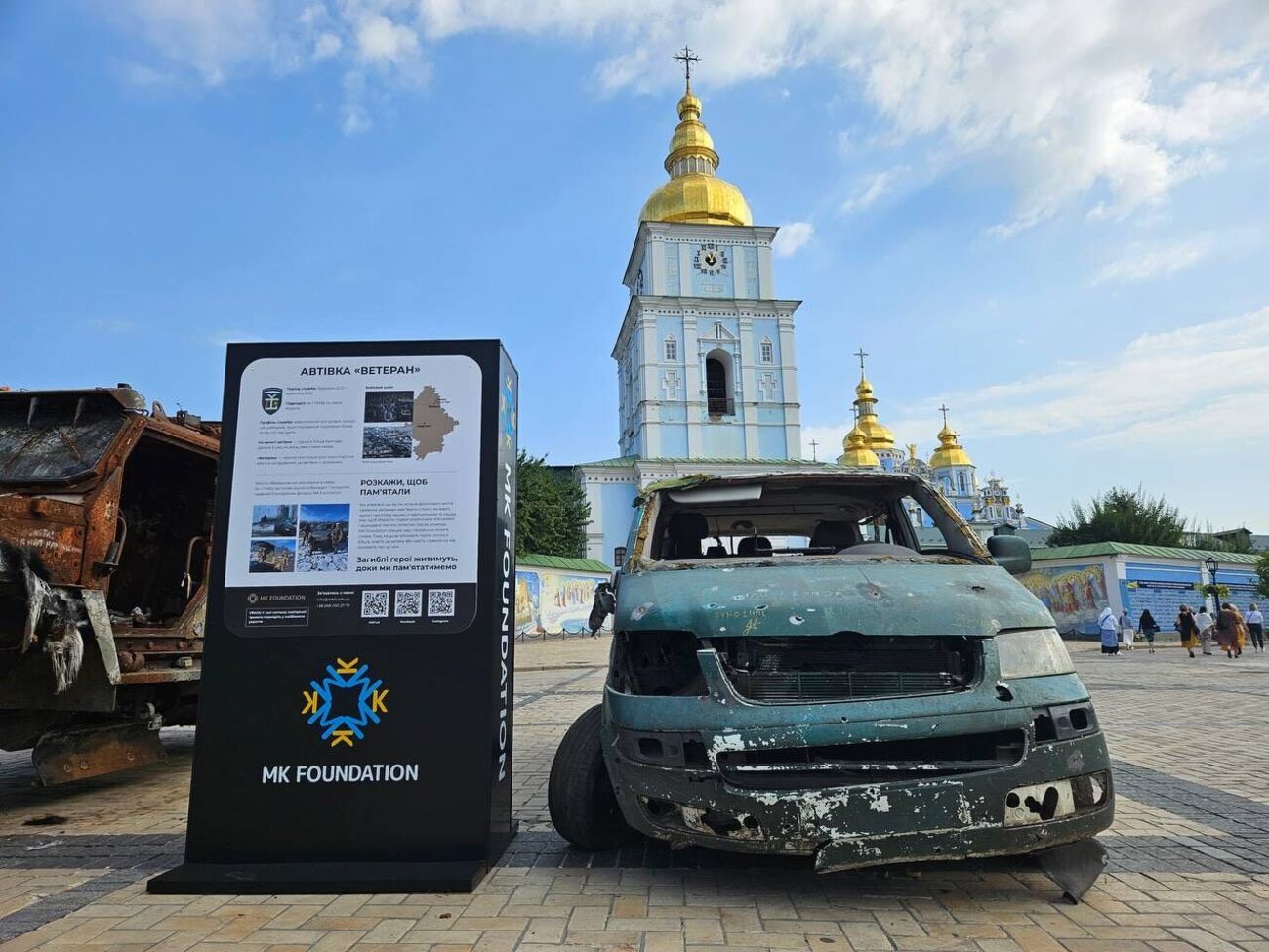 Команда MK Foundation просить тих, хто впізнає підпис когось із бійців, знає цю автівку або навіть служив на ній, розказати про це фонду