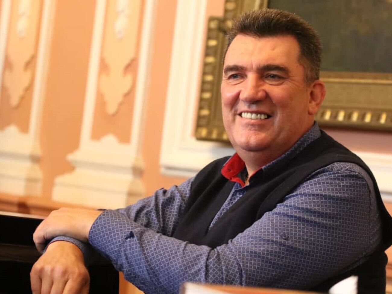 За словами Данілової, вона спілкується з ним на поверхневі теми