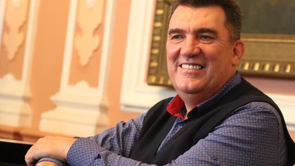 За словами Данілової, вона спілкується з ним на поверхневі теми