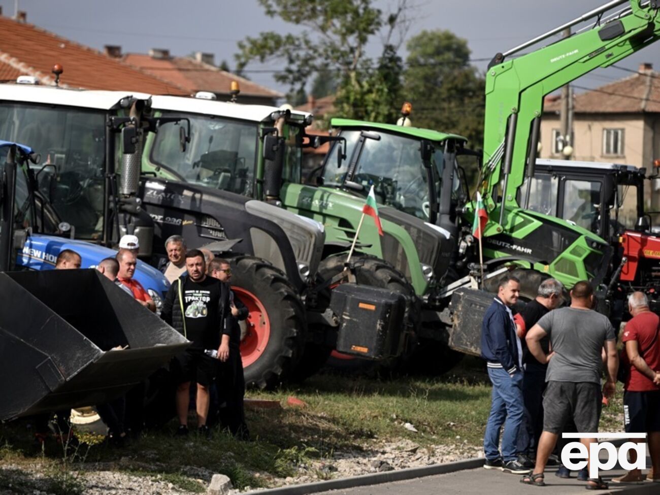 Мітингувальники вигнали на дороги важку техніку