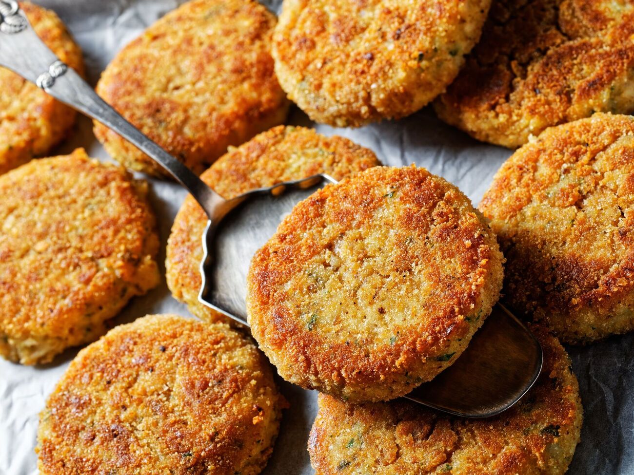По словам блогера, котлеты из рыбного фарша получатся такими же по вкусу, как из крабовых палочек, но дешевле по стоимости