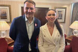 Сикорский: Нам казалось, что мы знали о коррупции в России все, но считали армию анклавом профессионализма. Слава богу, она оказалась такой же продажной, как и все остальное в России