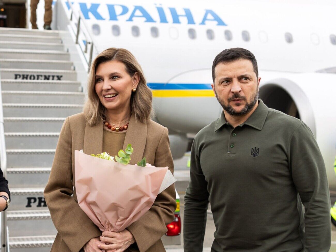 Зеленський тримав дружину за руку, коли вони спускалися трапом літака