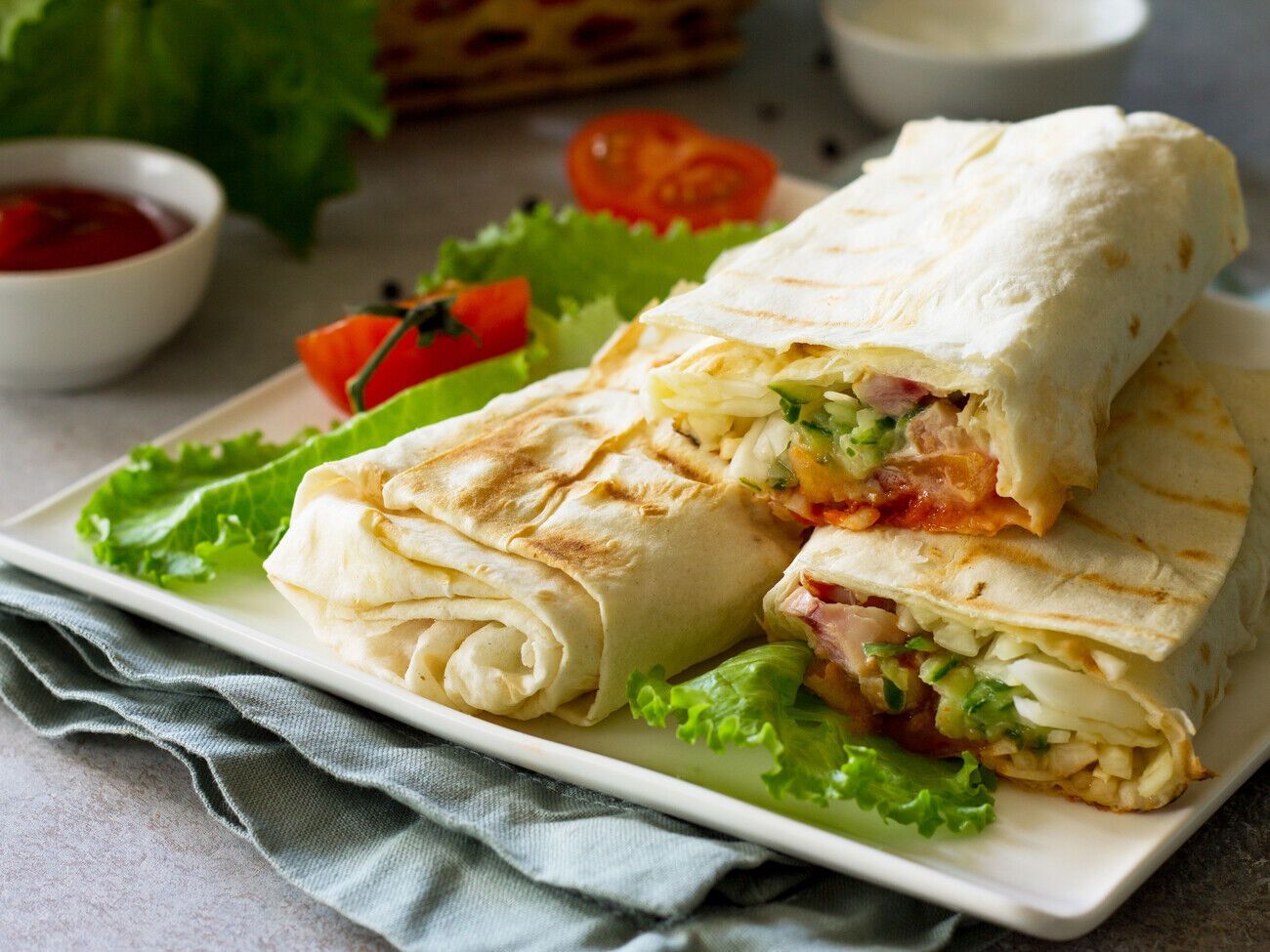 Для шаурмы лучше брать индюшиное мясо, оно сочнее