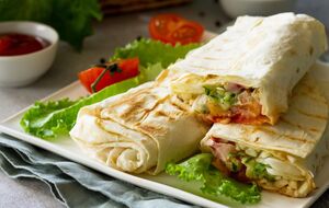 Для шаурмы лучше брать индюшиное мясо, оно сочнее