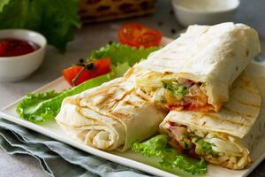 Для шаурмы лучше брать индюшиное мясо, оно сочнее