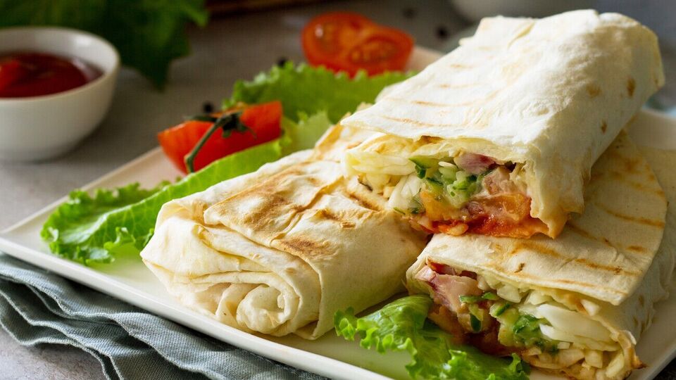 Для шаурмы лучше брать индюшиное мясо, оно сочнее