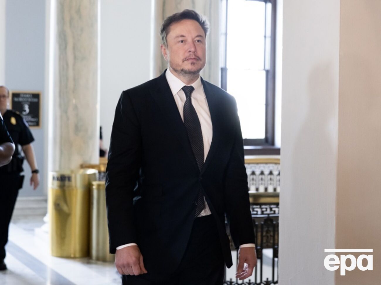 В частности, Маск заявил, что компания "переходит к небольшой ежемесячной оплате за пользование системой"