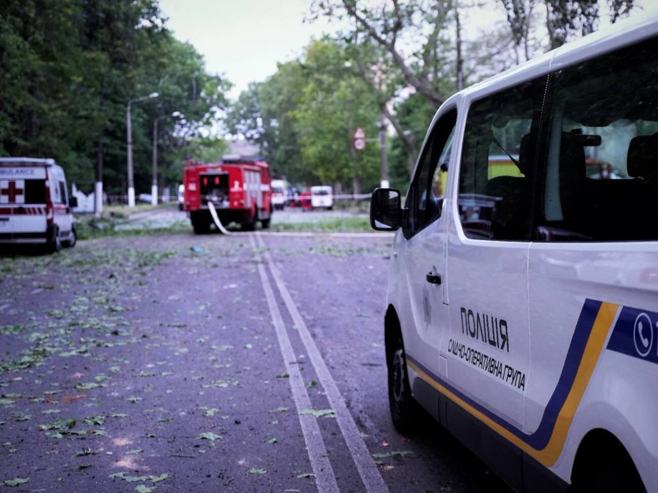 Зараз на місці прильоту працюють екстрені служби