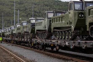 Пока что гусеничные транспортеры находятся на техобслуживании