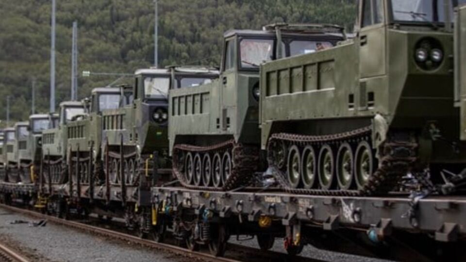 Наразі гусеничні транспортери на техобслуговуванні