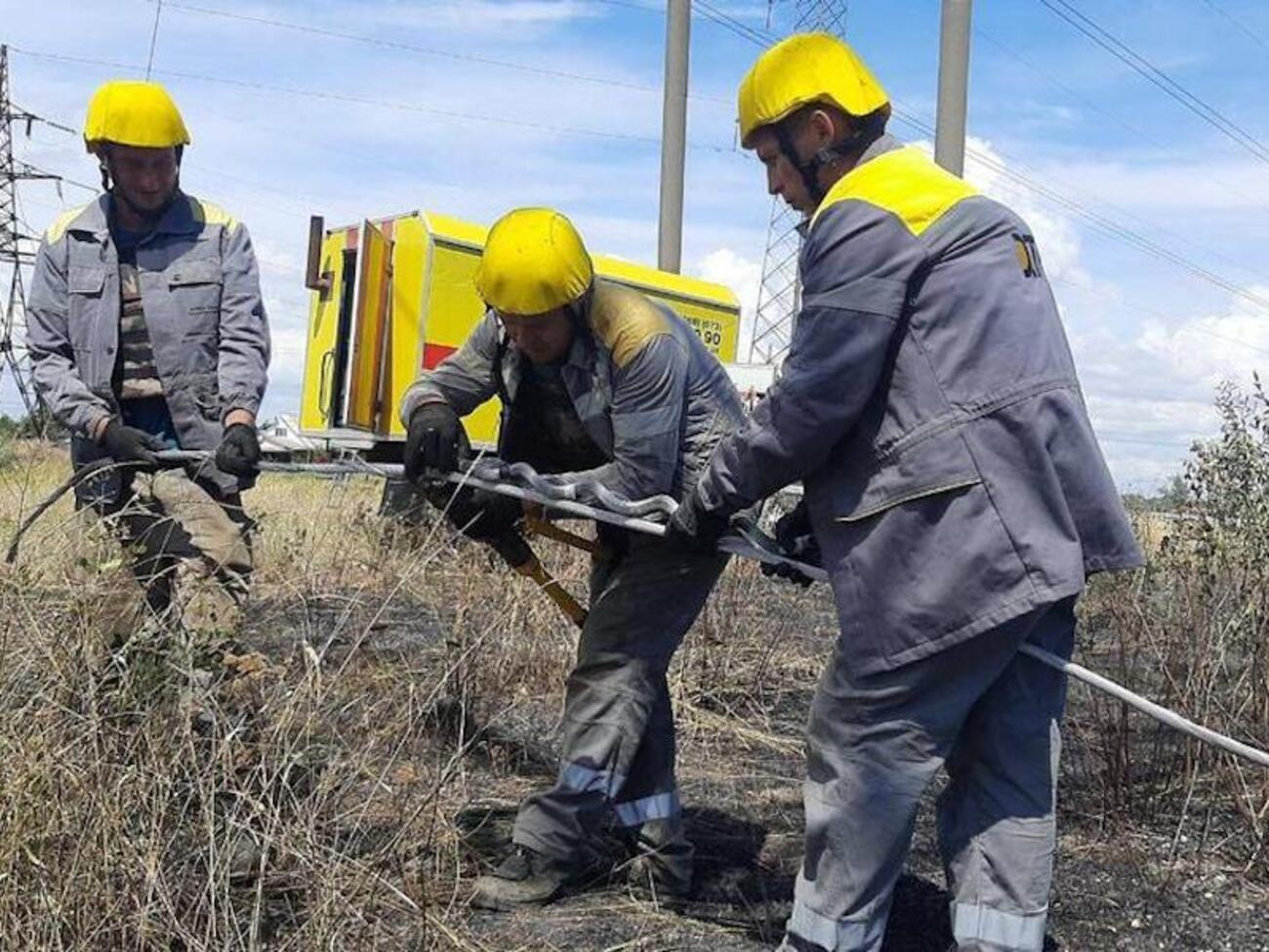 В ДТЭК рассказали, что энергетики работали в сверхсложных условиях под звуки взрывов, ведь российские войска и дальше обстреливают Херсон с левого берега Днепра