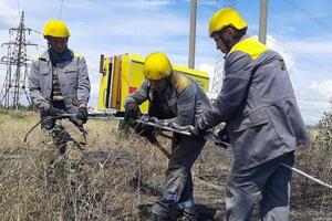 У ДТЕК розповіли, що енергетики працювали в надскладних умовах під звуки вибухів, адже російські війська й далі обстрілюють Херсон з лівого берега Дніпра