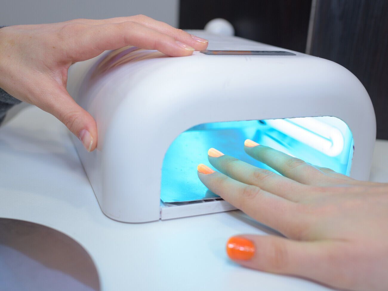 По словам экспертов, неисправность лампы не имеет никакого отношения к ощущению жжения в ногтях