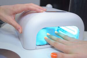 По словам экспертов, неисправность лампы не имеет никакого отношения к ощущению жжения в ногтях