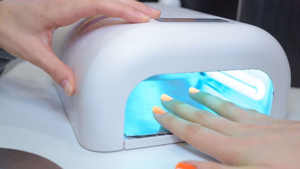 По словам экспертов, неисправность лампы не имеет никакого отношения к ощущению жжения в ногтях