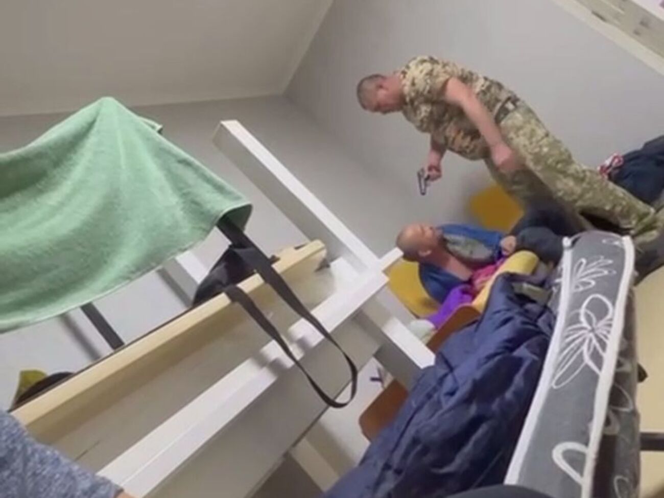 Избиение мужчины военным попало на видео