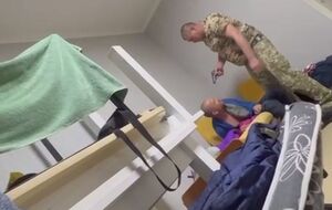 Избиение мужчины военным попало на видео