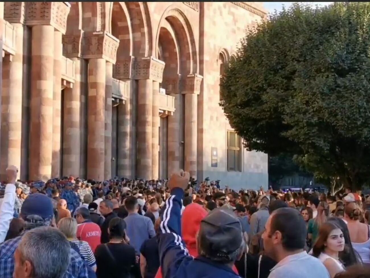 В центре Еревана собрались протестующие