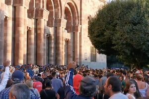 В центре Еревана собрались протестующие