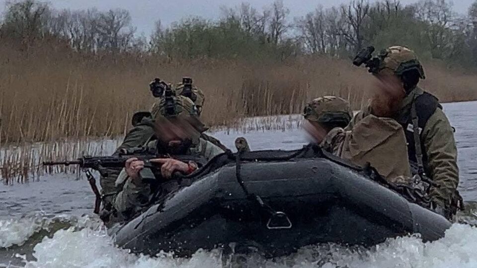 Украинские силы ведут бои за острова на Днепре в Херсонской области, так как считают этот район стратегически важным. Оккупанты сопротивляются