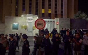 Митингующие блокируют здание посольства