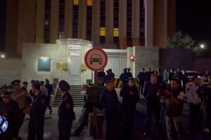 Митингующие блокируют здание посольства