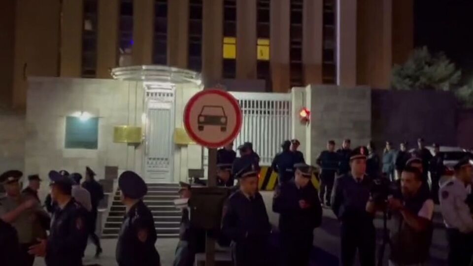 Мітингувальники блокують будівлю посольства
