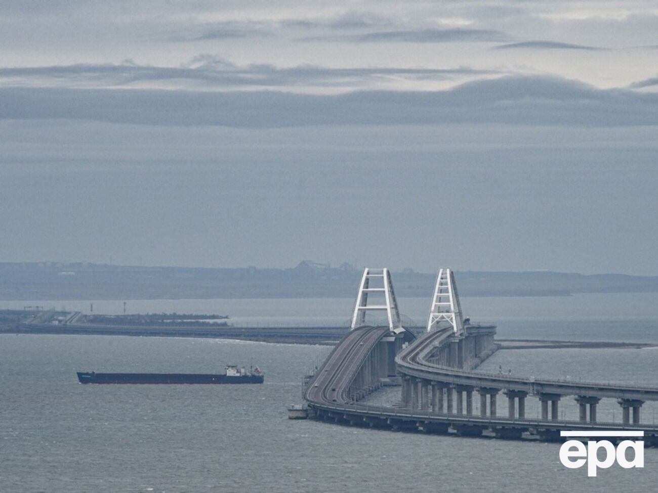 Українська влада неодноразово заявляла, що Кримський міст – законна ціль