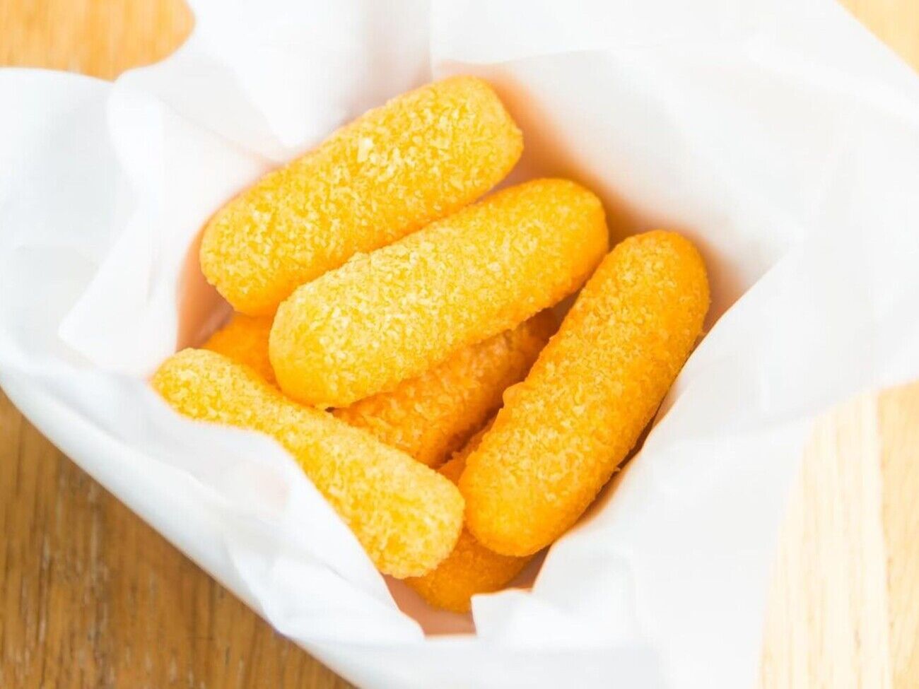 Сырные палочки выпекайте в духовке, разогретой до 200 °С, пока не зарумянятся