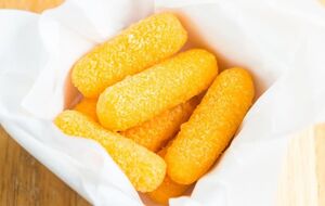 Сырные палочки выпекайте в духовке, разогретой до 200 °С, пока не зарумянятся