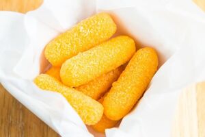 Сирні палички випікайте в духовці, розігрітій до 200 °С, доки не зарум'яняться