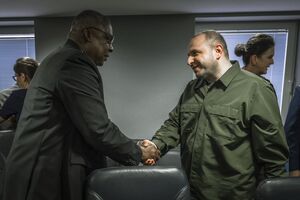 Остін та Умєров провели двосторонню зустріч