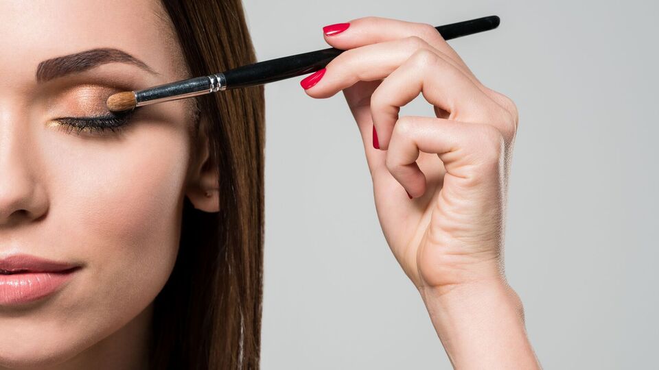 Для осеннего макияжа подойдут коричневые тени