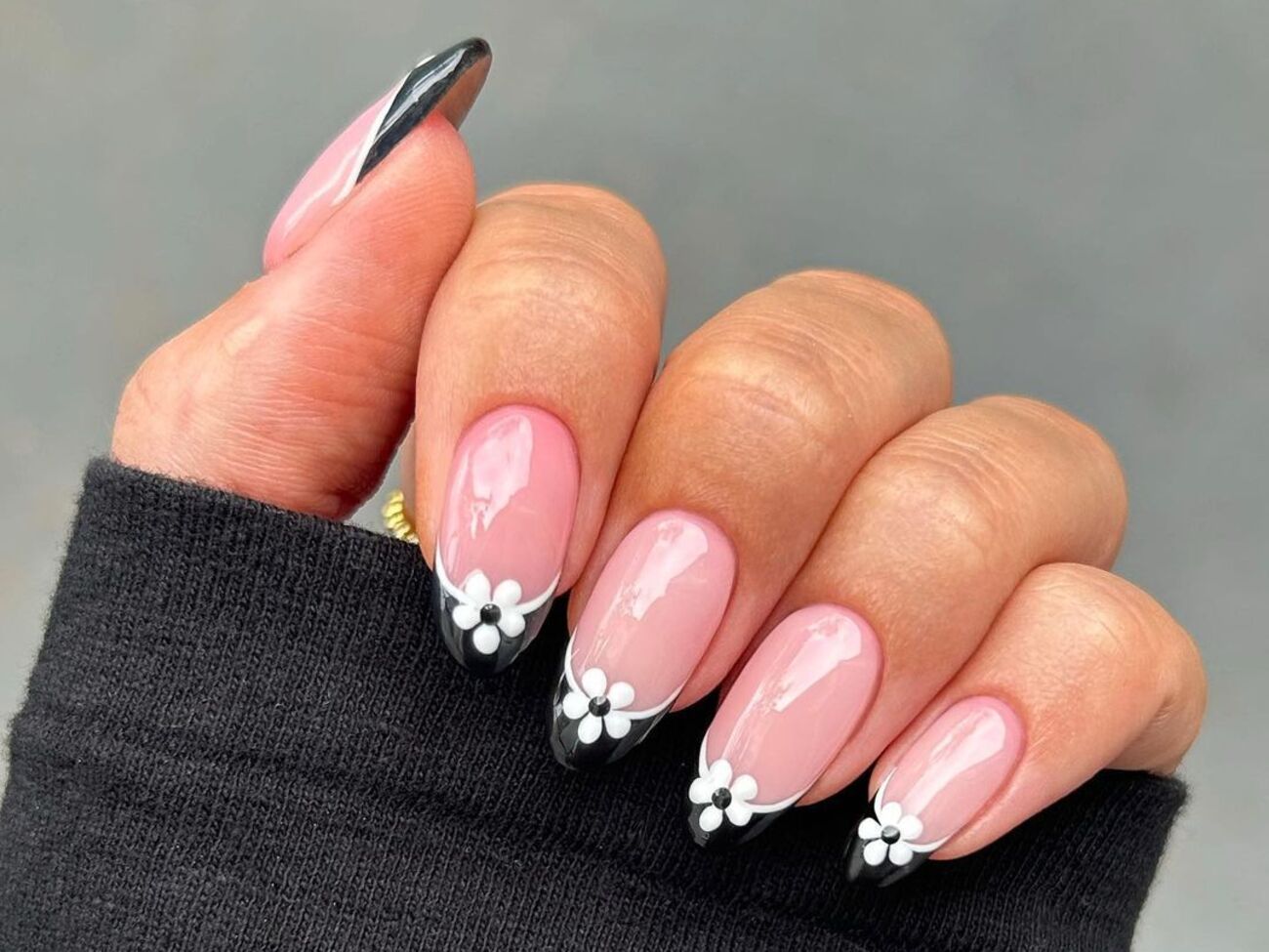 Монохромный маникюр имеет цветочный акцент