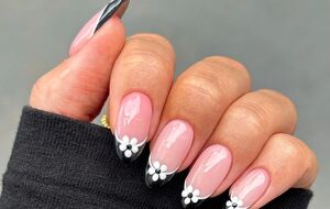 Монохромный маникюр имеет цветочный акцент
